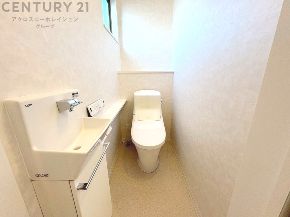 温水洗浄便座付トイレは温水洗浄機能により、暖かい水でおしりを洗浄することができ、冷たい水を使う従来の便座に比べ、温水洗浄機能で暖かいトイレを提供し、快適な使用を可能にします。