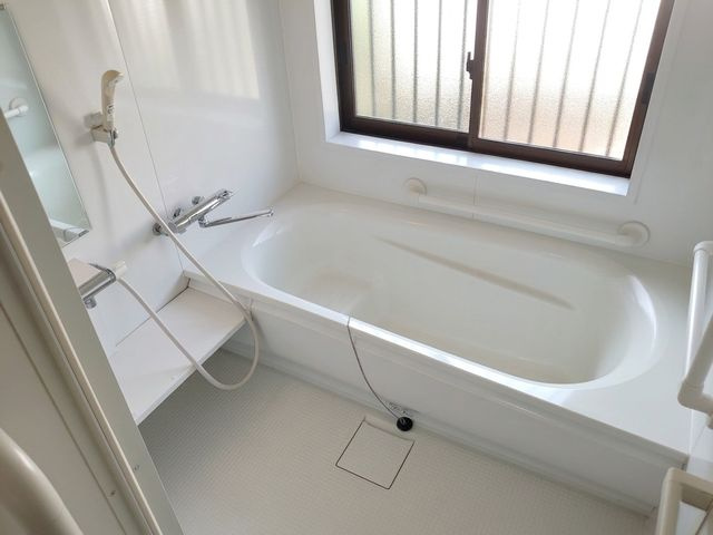 広々とした快適なバスルームです。大きな窓があるので換気も楽々です