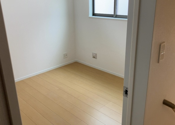 洋室のメリットは重い家具が置きやすく、身の回りが整理しやすいことです。　床がフローリングのため畳とは異なり凹みにくいです。　クローゼットなど収納が豊富で、普段使わない旅行カバンや服の整頓も簡単にです。