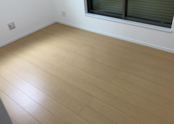 寝室でゆっくりと過ごすためにはベッド周りの適度な空間を担保することや窓の位置、照明の明るさ、寝室の広さなどを考える必要があります。自身や家族の構成とライフスタイルに併せて寝室にする部屋を選びましょう！