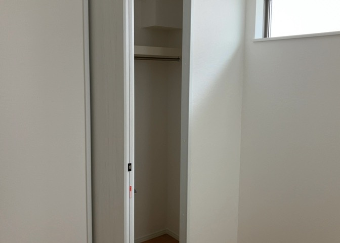 デザイン性を重視しすぎて収納が少なかった！なんてことにならないため、事前に現地で収納の数を確認しておくことをお勧めします。クローゼット以外にも床下収納や屋根裏収納、パントリーなどもチェックしましょう。