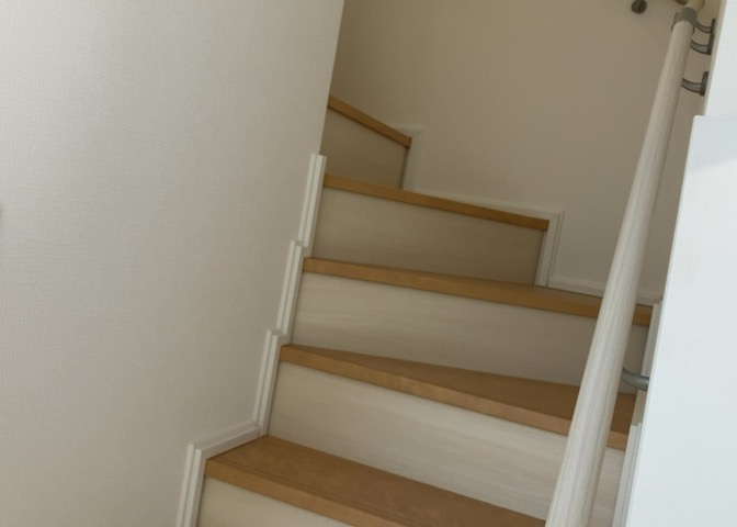 建物の上下階の通路である階段は、その位置によって動線や室内の印象が大きく左右されます。手摺にも重要な役割があり、転倒の防止・歩行や動作を円滑にして日常生活を支えることを主な目的として設置されています。