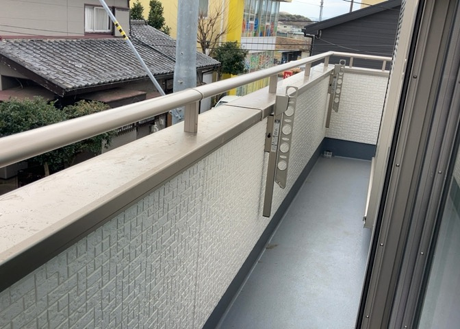 バルコニーは、室外の専用スペースのうち、「屋根がなく開放された空間」であるものを指します。ベランダより広いタイプのものが多く、日当たりもよいため家庭菜園などを楽しみたい人にとって適した環境となります。