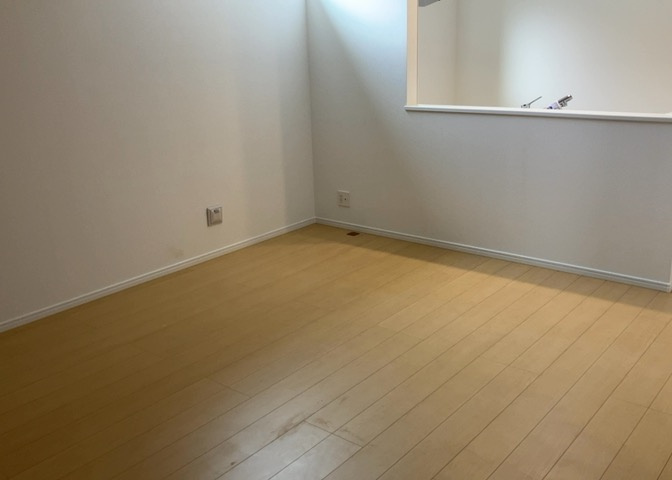 L型アイランドタイプは、キッチンからダイニングにもリビングにも目が行き届くので、とても使いやすい配置です。L字型独立タイプは、キッチンを独立させてるためLDKというよりもLDといった様なイメージです。