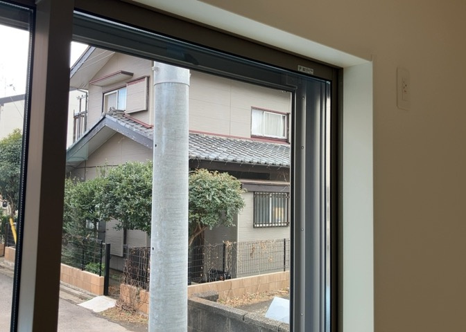 サッシとは、ガラス窓に使用される金属製の窓枠のことです。一般的に住宅建築では、金属製建具工事の段階で備え付けるもので、ガラス類や玄関、バスルームのスチール製のドアなどと同じタイミングで工事を行います。