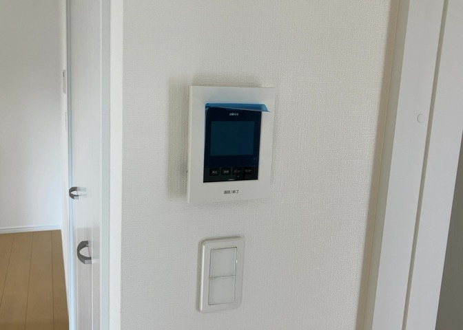 モニターで来訪者を確認して、目的が分からない場合はインターホンを通じて室内から会話することができます。怪しいと感じた場合はインターホン越しにお帰りいただくことができるので、直接会うことがなく安全です。