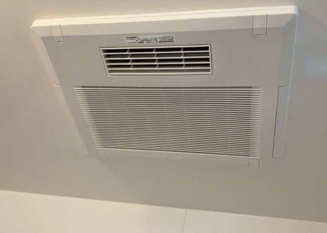 1日中建物内の換気が行われるように設計された仕組みです。気密性の高い住宅は、家に籠った空気でシックハウス症候群になる可能性がありますが、24時間換気システムであれば計画的な換気で対策が可能です。