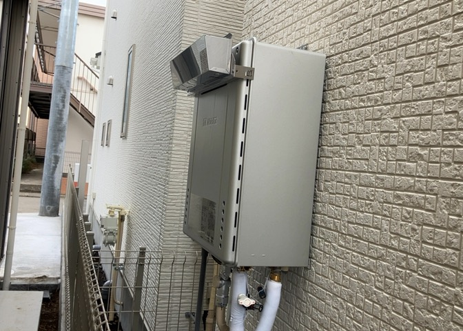 省エネ給湯器とは従来型の給湯器より熱効率が高く、少ない燃料でたくさんのお湯を沸かすことが出来る高効率な給湯器のことを指します。また、省エネ給湯器には種類があり、利便性や効果なども様々です。