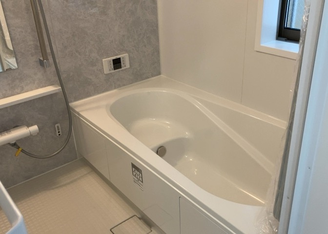 入浴時の快適さも大事なことですが、綺麗な状態を維持できなければ気持ちよく入浴できません。毎日の掃除が楽という点は大事なポイントになります！カビが生えにくく掃除がしやすい、壁や浴槽を選ぶといいでしょう。
