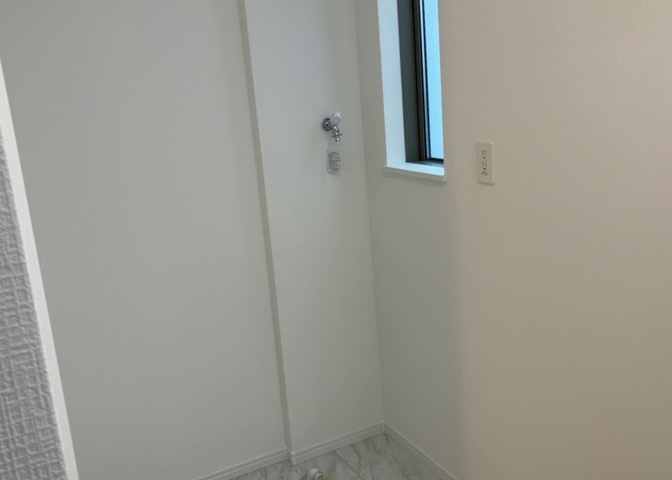多くの戸建て住宅で見かける洗面脱衣所は、洗面台と洗濯機が2畳ほどのスペースに並べられていて、洗面所が脱衣所を兼ね備えている間取りが一般的です。お客様が利用することもある、パブリックな空間でもあります。