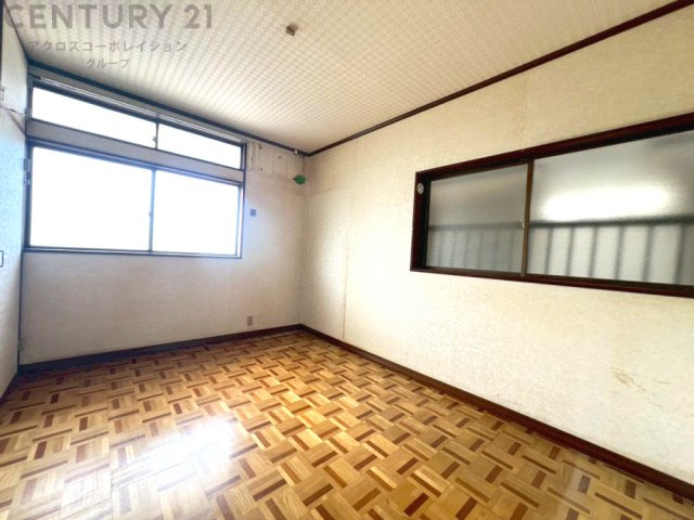 明るい色合いのフローリングとクロスを使用した洋室は家具やインテリアとも調和しやすく空間が広く感じられ開放感を生み出します。自然光を効果的に反射し、室内を明るく保つため、日中の照明使用を抑えられます。