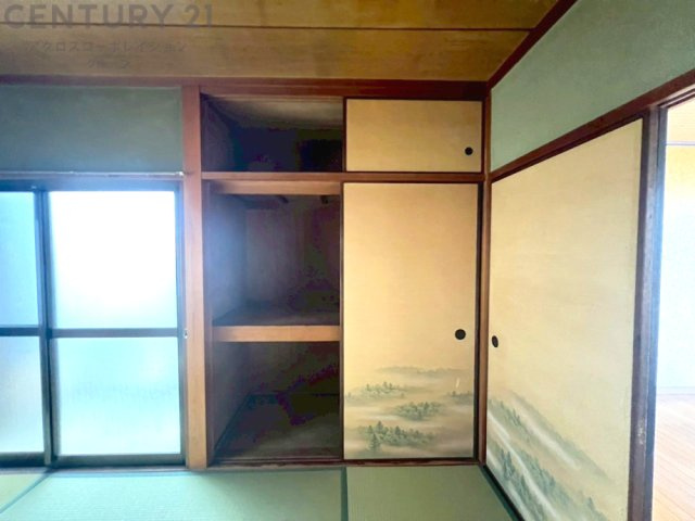 押入れは季節の衣類、寝具などを収納できます。伝統的な美しさと実用性が融合し、収納物を保護する調湿・換気効果があります。使い方によっては書類や小物なども効果的に整理でき空間を有効活用できます。