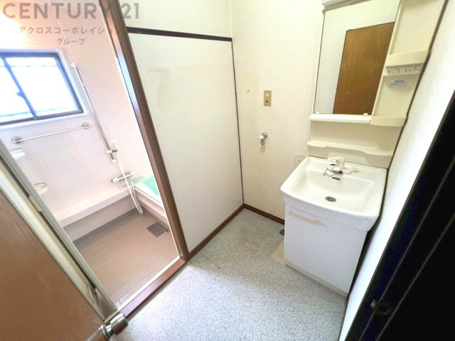 衣服の収納や脱ぎ着や整理整頓がしやすく、湿った衣類を乾燥させるスペースがありカビや臭いの発生を防ぎます。床の汚れを他の部屋に持ち込まず清潔を保つことができます。また快適な入浴環境の整備にも役立ちます。