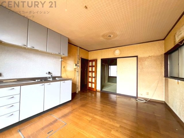 リビングダイニングは家族や友人とのコミュニケーションを楽しむ場所でくつろぎながら食事や会話を楽しめ、多目的に利用できリラックスできる空間です。家庭内の中心として機能し、快適な生活をサポートします。