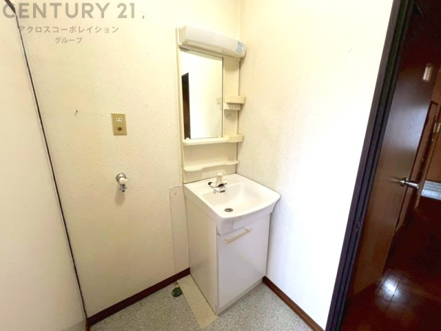 化粧品や洗顔料、歯ブラシなどの必需品をまとめて置ける収納スペースがあり、使用するたびに取り出す手間が省けます。また、水回りのため、濡れても大丈夫な素材が使用されており、お手入れが簡単です。