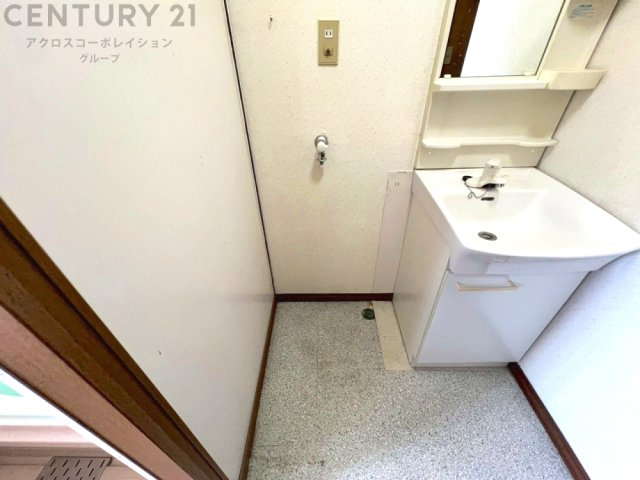 洗濯物の仕分け作業がしやすく、整理整頓が容易になります。洗濯音や湿気を他の部屋に持ち込まず、生活環境を快適に保ちます。上部を活用すれば収納スペースを確保でき洗剤や洗濯用品の整理もしやすくなります。