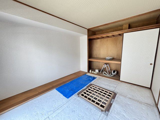 落ち着いた雰囲気が魅力の和室6帖です。押入収納を備えており、寝具や季節用品をすっきり収納。床の間も設けられているため、掛け軸や季節の飾りを楽しむことも可能。くつろぎスペースなど多目的に利用可能。