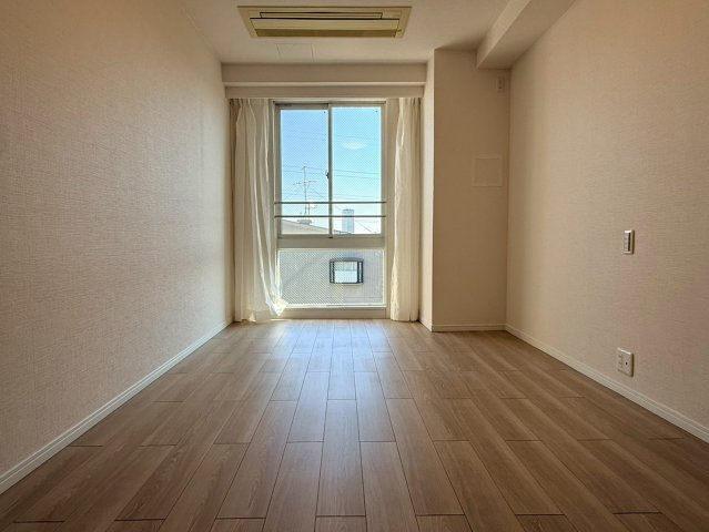大きな窓の8帖洋室は明るく開放的です