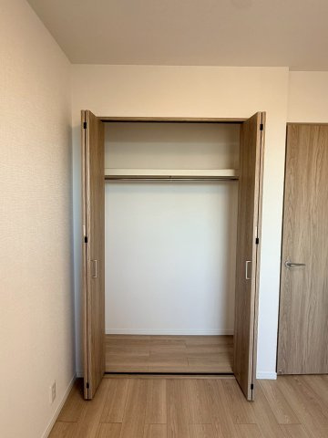 5.7帖洋室にはクローゼット収納あります