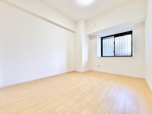 北西側6.1帖洋室