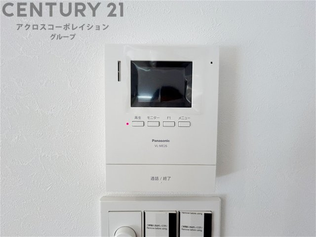 訪問者が来たときにテレビ画面で確認できるため、安心してドアを開けられます。録画機能があるものもあり、留守中に来訪者を記録しておくことができます。利便性が高く、セキュリティ面でも安心です。