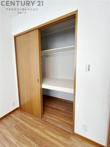 季節の衣類、寝具などを収納できます。収納物を保護する調湿・換気効果があります。使い方によっては書類や小物なども効果的に整理でき空間を有効活用できます。