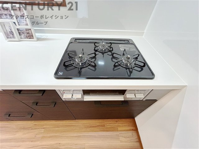 多数の調理器具を同時に使用でき、料理の効率化が可能。省エネで節約になり、様々な料理スタイルに適応できます。また、火力調整が独立しており、手入れや掃除もしやすく、今よりもっとお料理が楽しくなるかも。