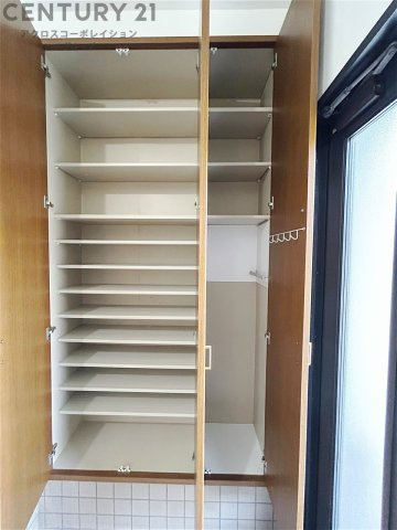 大きな玄関収納付きの玄関です　家族皆様の履物をしっかり収納できます