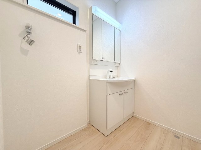 朝の身支度がスムーズに。合わせ鏡ができる三面鏡＆たっぷり収納の三面鏡付洗面化粧台。