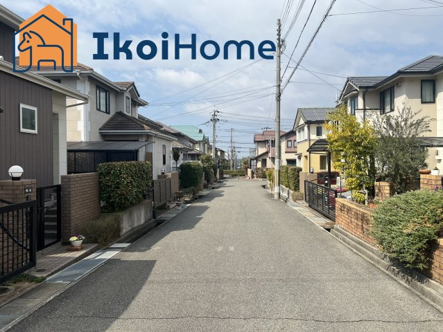 前面道路は幅員約6ｍ・17ｍとゆったりしております。交通量も少なめで安心の住環境です。