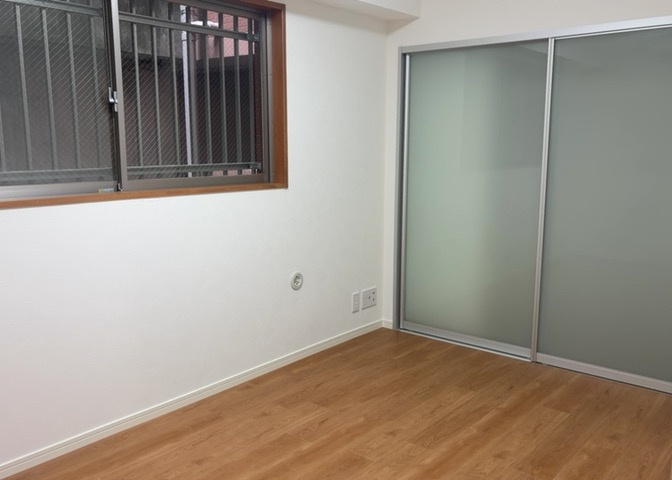 洋室のメリットは重い家具が置きやすく、身の回りが整理しやすいことです。　床がフローリングのため畳とは異なり凹みにくいです。　クローゼットなど収納が豊富で、普段使わない旅行カバンや服の整頓も簡単にです。