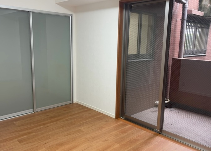 寝室でゆっくりと過ごすためにはベッド周りの適度な空間を担保することや窓の位置、照明の明るさ、寝室の広さなどを考える必要があります。自身や家族の構成とライフスタイルに併せて寝室にする部屋を選びましょう！