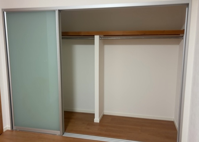 デザイン性を重視しすぎて収納が少なかった！なんてことにならないため、事前に現地で収納の数を確認しておくことをお勧めします。クローゼット以外にも床下収納や屋根裏収納、パントリーなどもチェックしましょう。