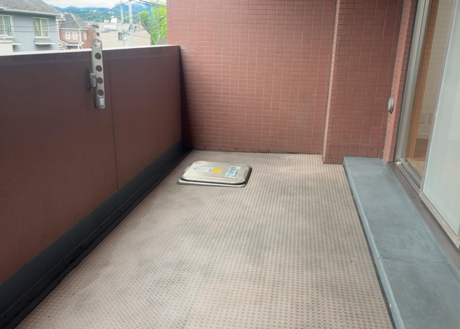 バルコニーは、室外の専用スペースのうち、「屋根がなく開放された空間」であるものを指します。ベランダより広いタイプのものが多く、日当たりもよいため家庭菜園などを楽しみたい人にとって適した環境となります。