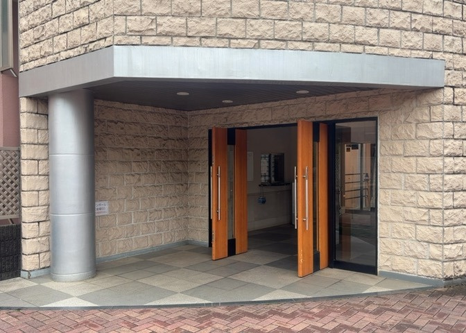 マンションのエントランスには、もともと風よけや防犯の役割がありますが、マンションによって宅配ボックスなどの設備が備わっている所もあります。日々の生活をイメージしながら生活しやすさをチェックしましょう。