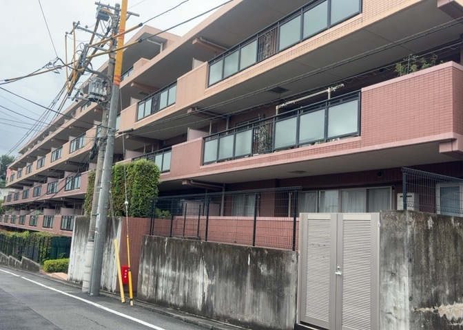 外観はマンション管理がされているかの目安になります。築年数が古いと、壁面は劣化してひび割れが生じることも！建物が古びていても細かいところが修繕されていると、きちんと管理されているなぁと感じるでしょう。
