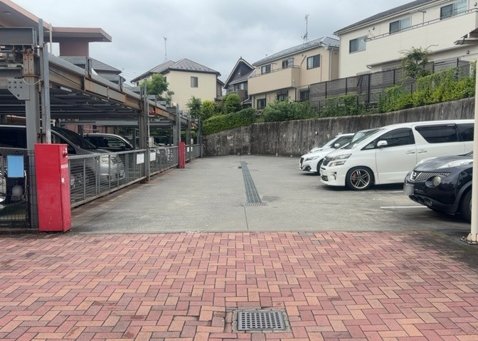 駐車場と明記されていても、最小スペースでつくられた駐車場だと大型車は駐車できなかったり、出入りしにくくなったりする可能性があります。お車のサイズと購入したい物件の駐車場のサイズを現地で確認しましょう。
