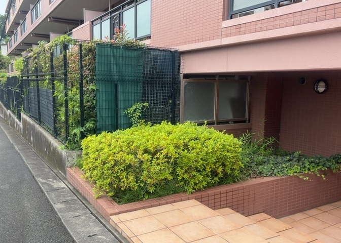 物件によっては、入居者が個人的に使用できる専用庭がついているものもあります。また、住宅の中にある土間の部分を庭と呼ぶこともあります。庭の用途は住む人によって変わり、それによってデザインもさまざまです。
