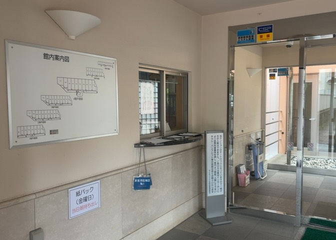 受付はマンションコンシェルジュがいる場合もあれば、管理人が滞在する小部屋を総称して呼ぶことがあります。主にエントランスに設置されていることから、防犯面でも期待ができます。防犯設備がない場合はより安心！