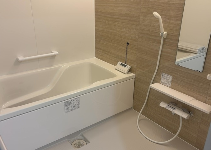 入浴時の快適さも大事なことですが、綺麗な状態を維持できなければ気持ちよく入浴できません。毎日の掃除が楽という点は大事なポイントになります！カビが生えにくく掃除がしやすい、壁や浴槽を選ぶといいでしょう。