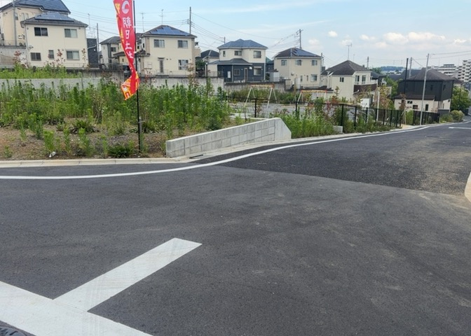 土地の形が極端に長細かったり、狭小地、あるいは道路との高低差がある傾斜地だった場合、後々売ろうとしても買い手がつかない場合もあります。後々、売却することになった時に価値の下がらない土地を選びましょう。