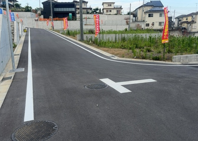 土地の面積＝住宅面積ではありません。建ぺい率の問題などで、土地のある場所によって住宅を建てられる面積は限られています。高さもしかり、「土地」という言葉の中には、建築条件も含まれると考えておきましょう。