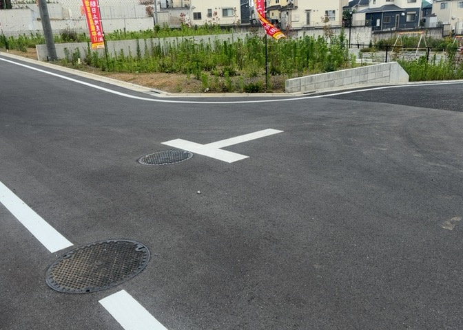 家を建てる場合、方位は要チェックです。現実的に日当たりのよい家ならばリビングは南側、建築基準法でも北側に当たる家への配慮は求められています。土地を見学に行く際は、方位磁針を持って行くようにしましょう。