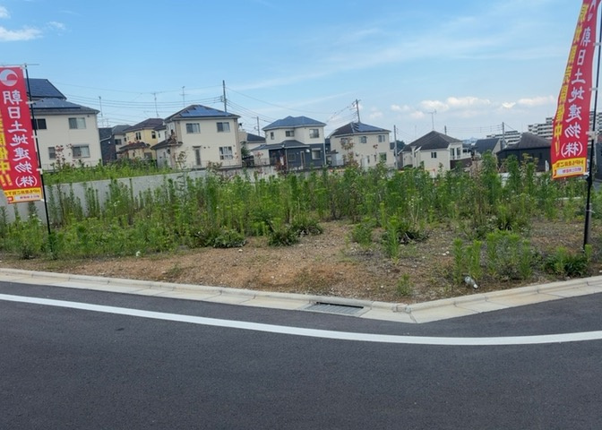 土地を買う際、住む地域の自治体や福祉の補助制度にも注目してみましょう。子供や老人の医療補助やゴミ出しのルールなど、自治体によってルールに大きな違いがあるため、暮らしやすい土地で判断するとよいでしょう。