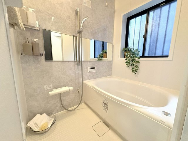 1日の疲れを癒すバスルーム。浴室乾燥機が備わり、防カビ対策や雨の日のお洗濯にも活躍いたします。※画像内の小物類等は販売対象外です。