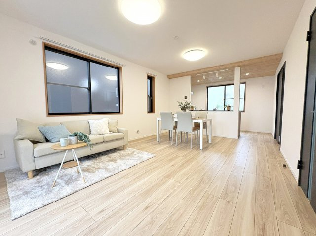 暮らしの中心となるリビングは、ご家族で心地良く過ごせる空間に。※画像内の家具・小物類等は販売対象外です。