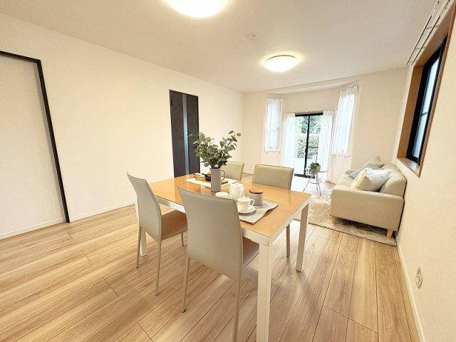 たっぷりの陽光と心地よい風が舞い込む住まい。※画像内の家具・小物類等は販売対象外です。