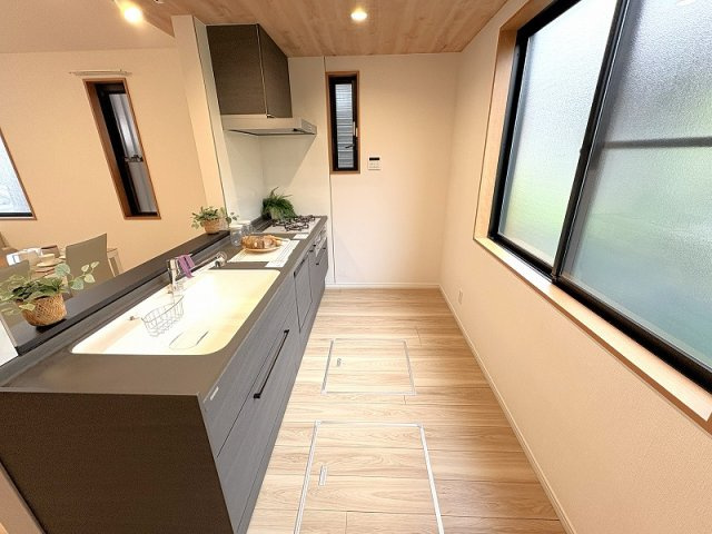 家事の負担を減らす食洗機・浄水器付き！忙しい子育て世帯を応援する快適な設備仕様です。※画像内の家具・小物類等は販売対象外です。