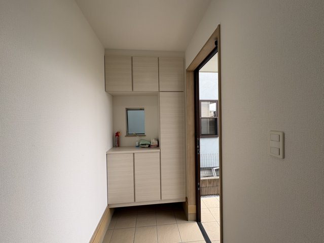 無駄な飾りがなく玄関ドアと窓のみでまとめられて印象的なデザインが目を引きます。