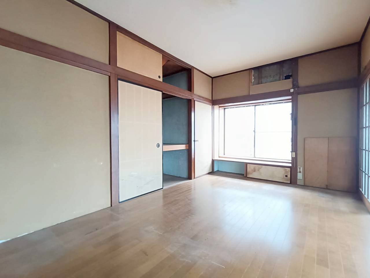二面採光で明るい洋室です